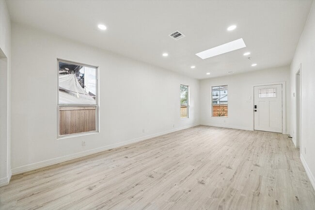 Building Photo - 437 N Everton St