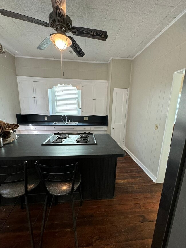 Building Photo - 404 Church St