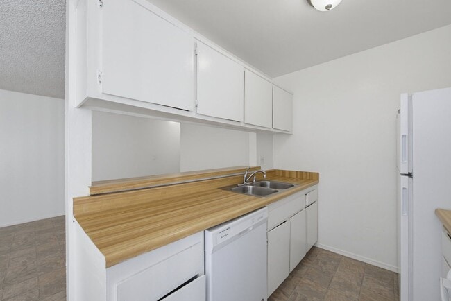 Building Photo - 6907 Whitsett Ave