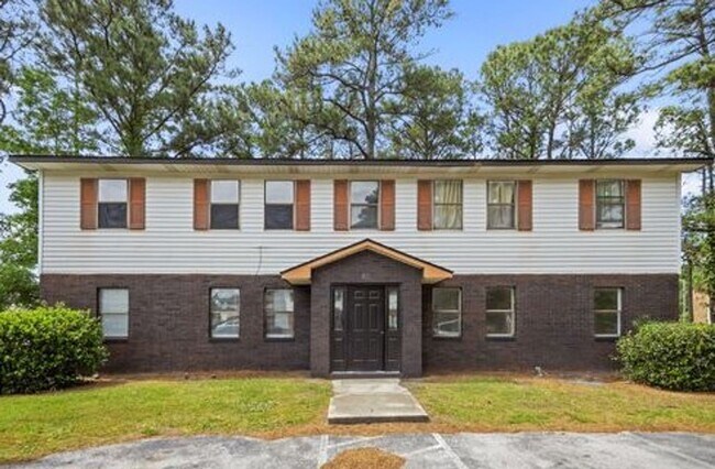 Primary Photo - Ravenwood Apartments!!