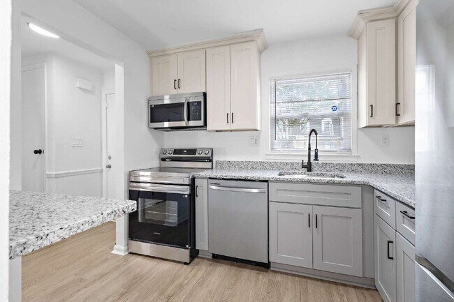 Building Photo - Renovated townhouse