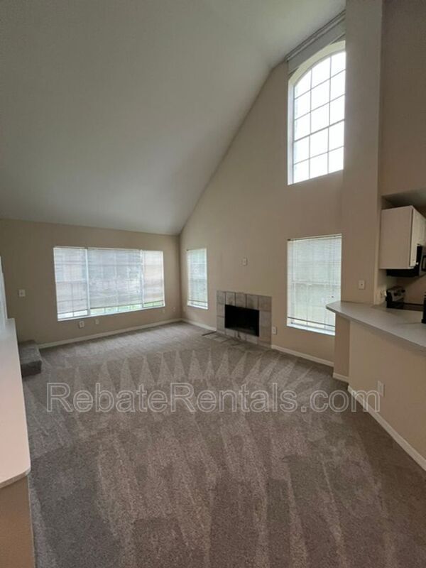 Building Photo - 13700 Richmond Park Dr N