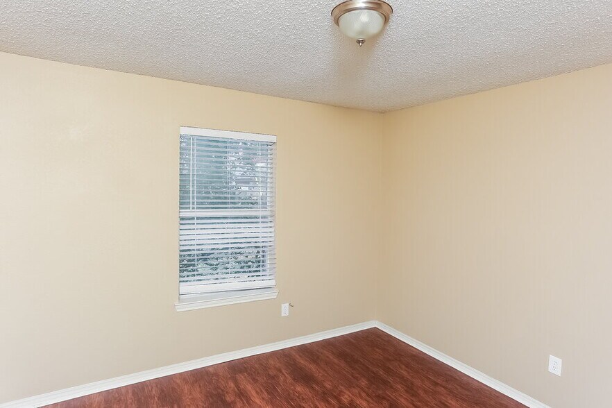Building Photo - 7325 Meadows Dr N