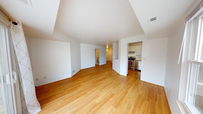 Building Photo - 2221 S Huron Pkwy