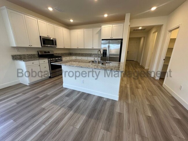 Building Photo - 925 Nelle Dr