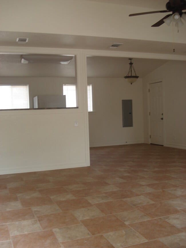 Building Photo - 703 S Fruitland Dr