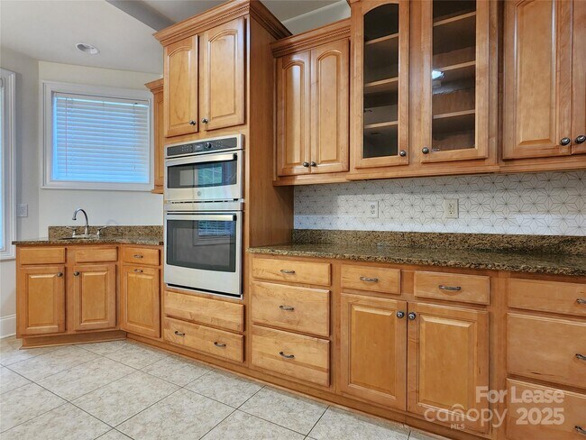 Building Photo - 5524 Strabane Dr