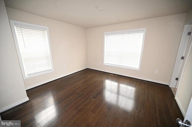 Building Photo - 2413 Glenallan Ave