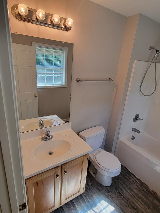 Building Photo - Beautiful three bedroom two bathroom house...