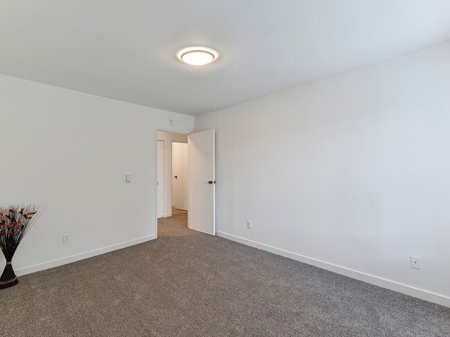 Building Photo - Like New Top Floor Beautifully Remodeled 2...