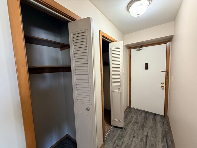 Building Photo - Indian Village Apartments 2 Bedroom/1.5 Bath - Third Floor Apartment