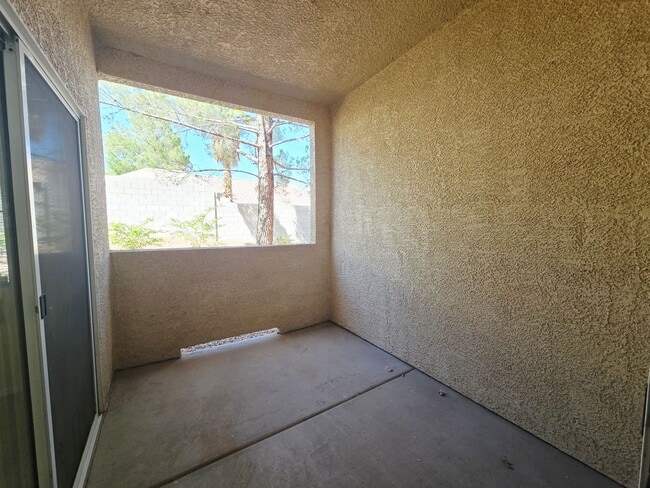 Building Photo - BEAUTIFUL GATED COMMUNITY WITH CLUBHOUSE, COMMUNITY POOL, COMMUNITY SPA, EXERCISE ROOM. FIRST FLO...