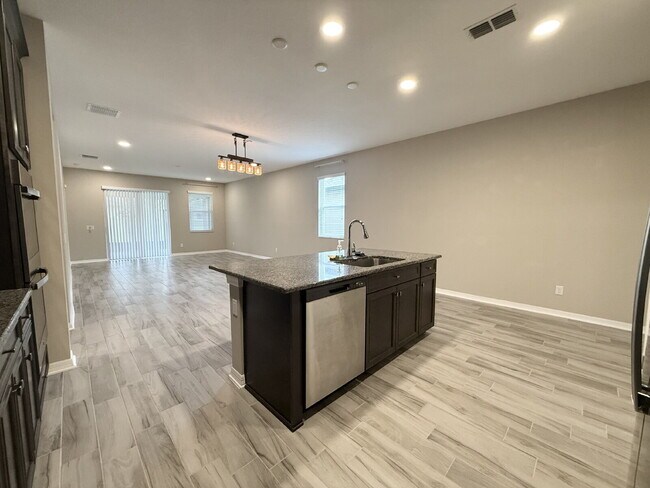 Building Photo - "Charming 3-Bed Oasis with 2 Full Baths in...