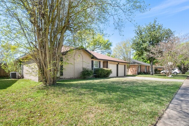 Building Photo - 13527 Montaigne Dr