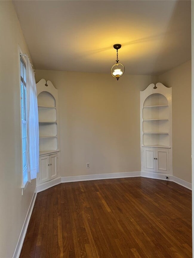 Building Photo - 703 W 35th St