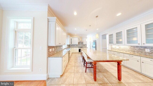 Building Photo - 6403 Earlham Dr