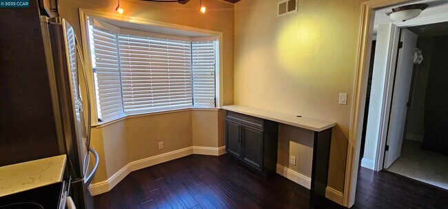 Building Photo - 1597 Ashwood Dr