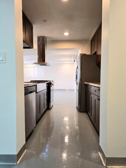 Building Photo - 1719 W Walnut Ave