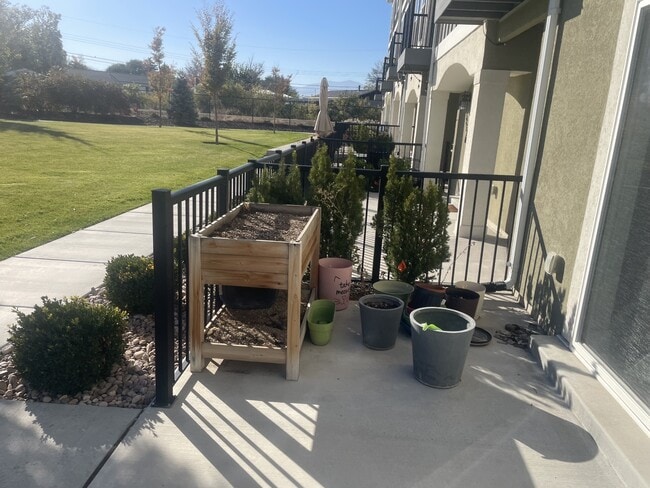 Building Photo - 3855 Gartmore Ln