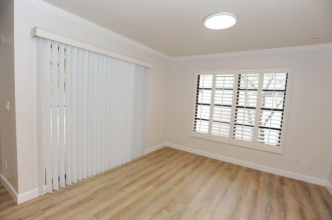 Building Photo - 3 Bedroom Townhouse - $2800/mo - ANNUAL RE...