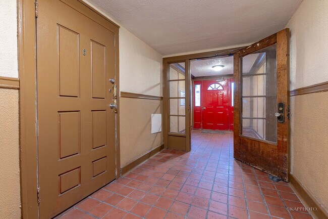 Building Photo - 6819 S Ridgeland Ave