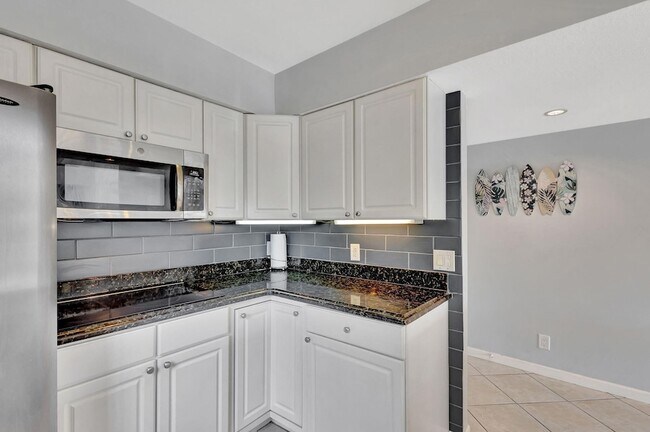 Building Photo - 1060 Lake Shore Dr