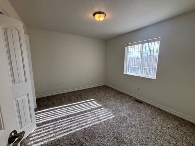 Building Photo - 4 Bedroom 3.5 Bath Townhouse Near Dell Ran...