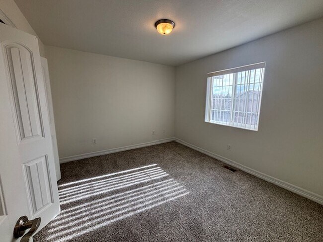 Building Photo - 4 Bedroom 3.5 Bath Townhouse Near Dell Range Blvd.