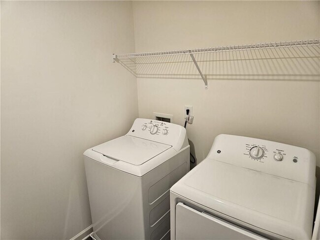 Building Photo - 326 Silverton Dr