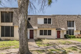 Building Photo - SPACIOUS UPDATED TOWNHOME - 1440SF