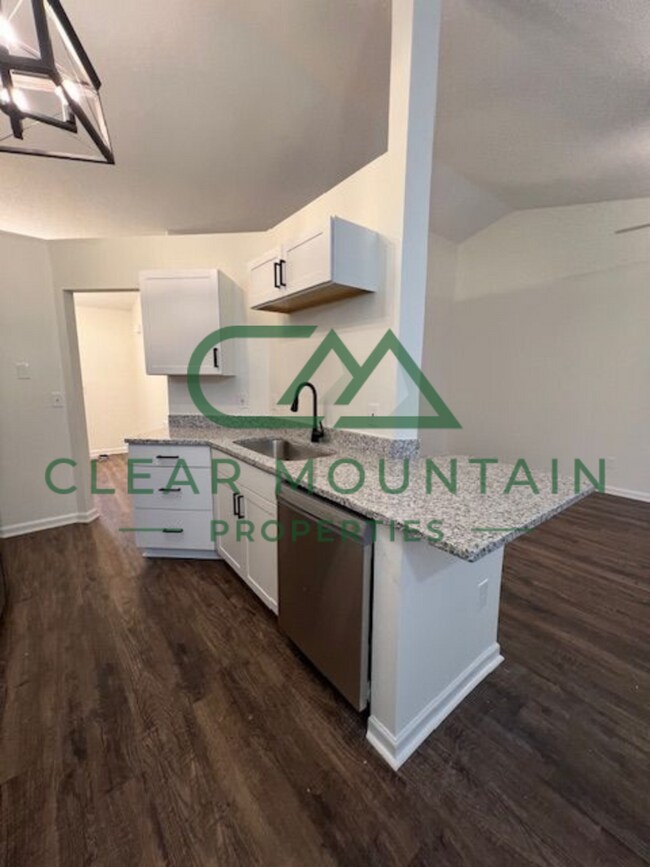 Building Photo - 3 Bedroom Updated Single Family Home
