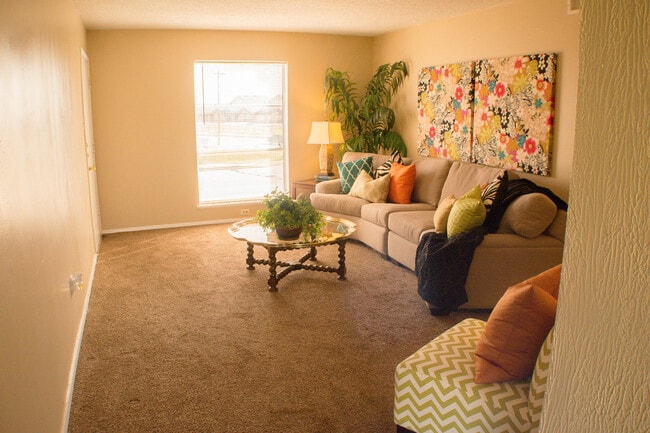 Building Photo - Spacious Southside Aparments!