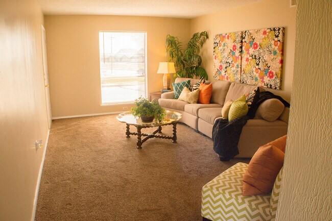 Building Photo - Spacious Southside Apartment!