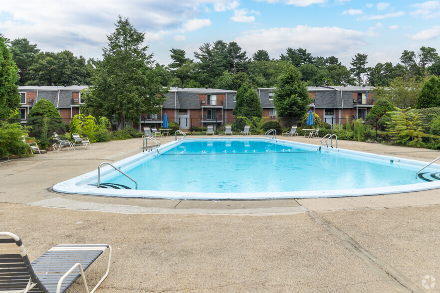 Pool - Stoney Brook Village