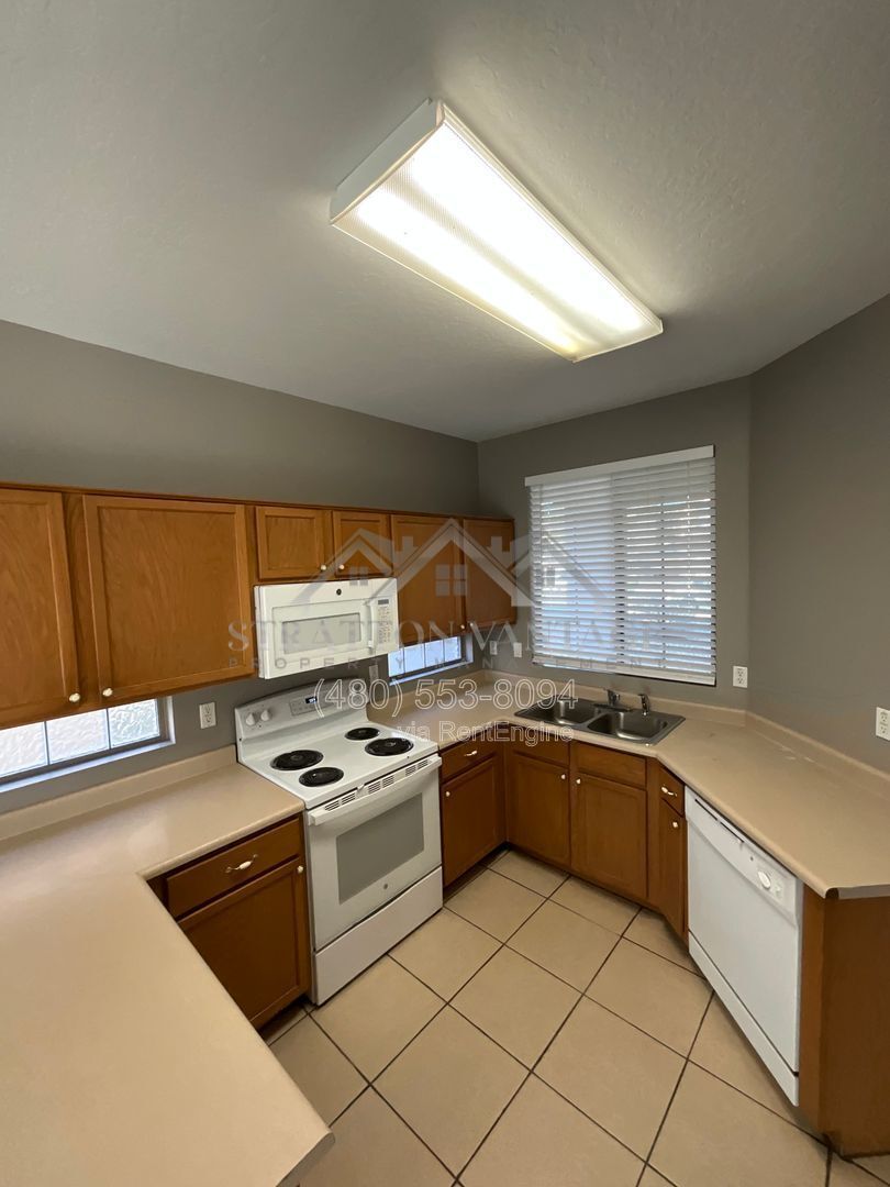 Building Photo - 11381 W Yuma St