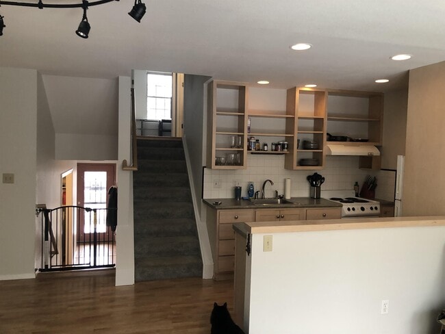 Building Photo - 2247 Villa Rosa Dr