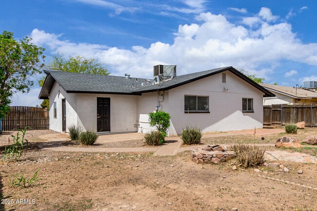 Building Photo - 1985 S Plaza Dr