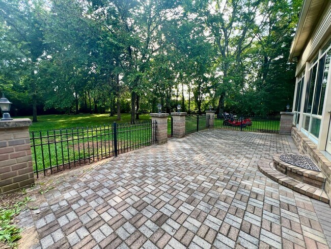 Building Photo - 1302 Honeywood Pl