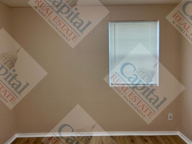 Building Photo - Charming 3 Bedroom