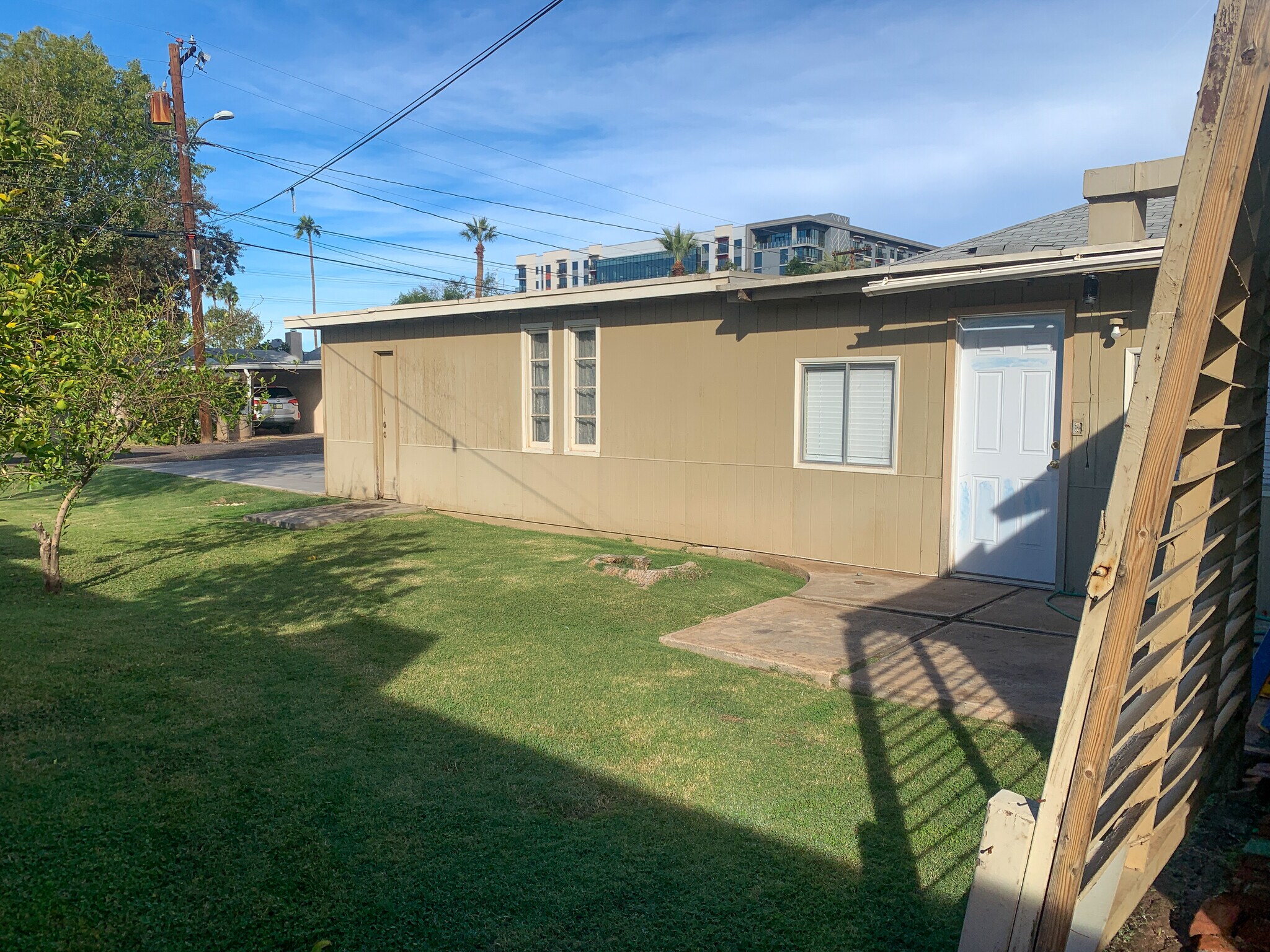 Building Photo - 832 S Maple Ave