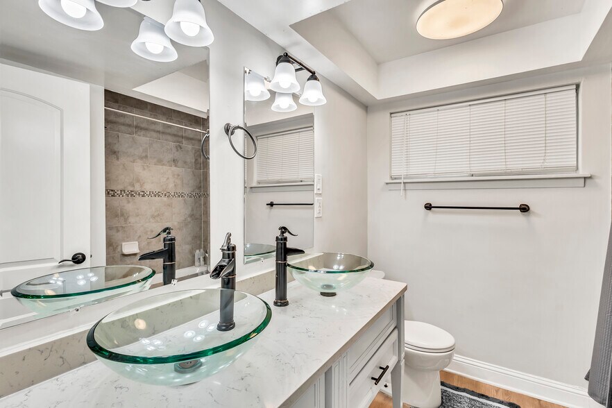 Building Photo - 4603 Lennox Dr