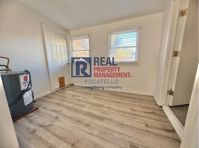 Building Photo - 5 bed 1.5 bath house - Pet Friendly