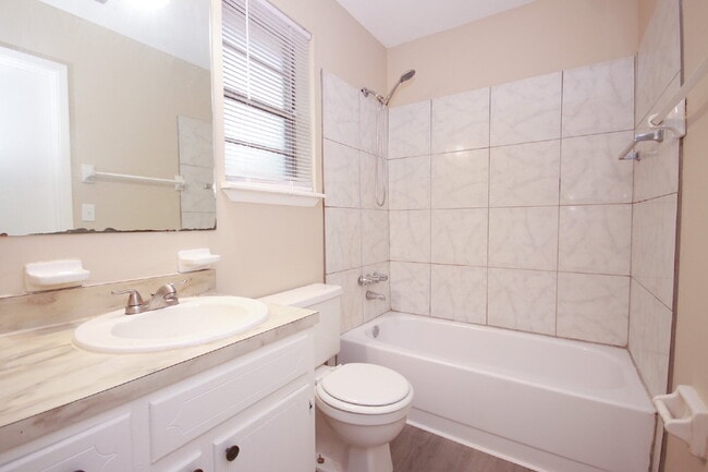 Building Photo - Updated 3BR/2BA Home with New Flooring & F...