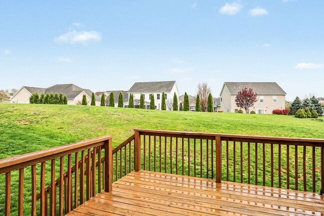 Building Photo - Three bedroom, 2.5 townhome in Mechanicsburg near Trindle Rd.