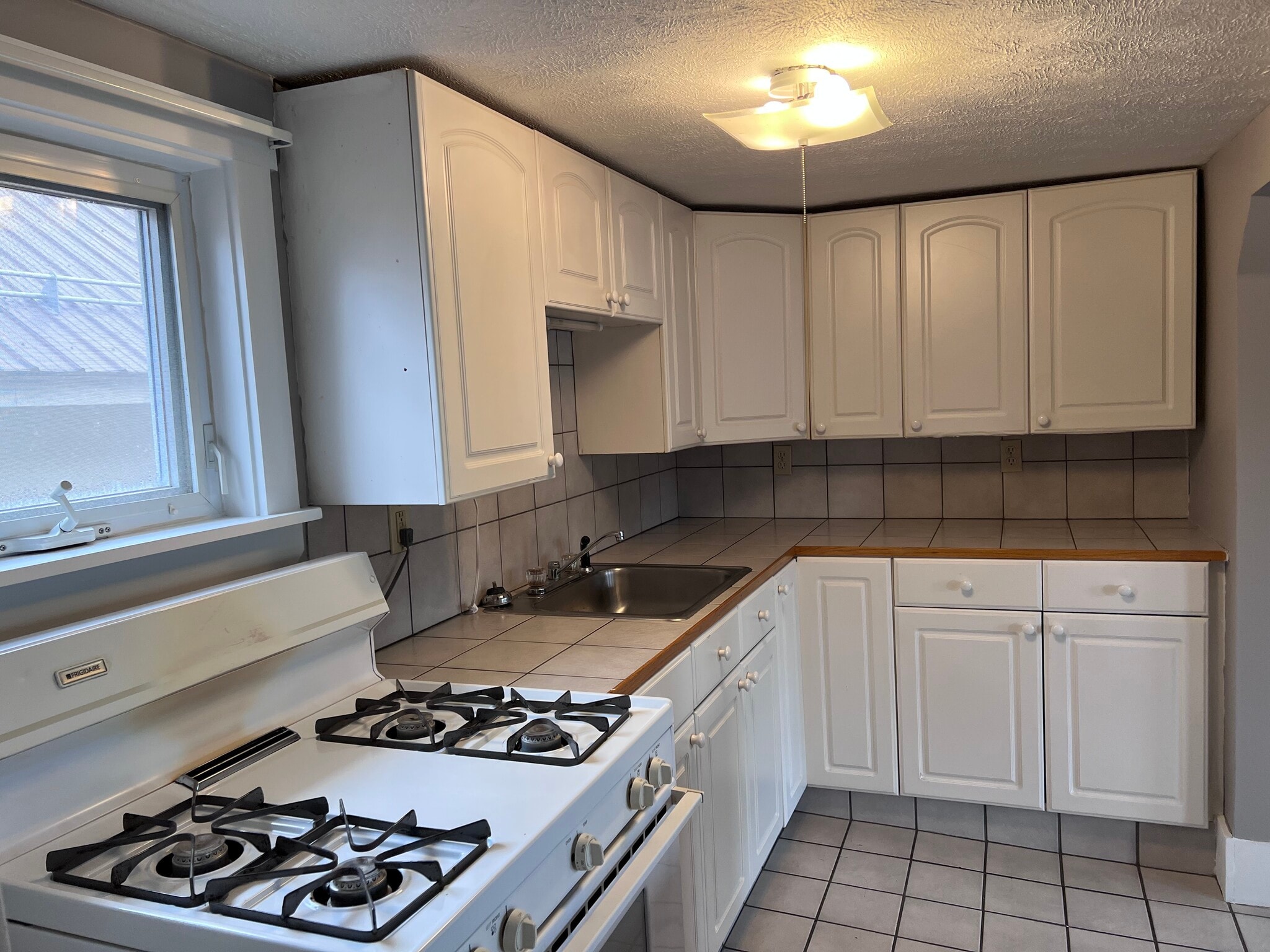 Building Photo - 17 Elm St