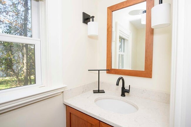 Building Photo - 39 MERRITT Ave