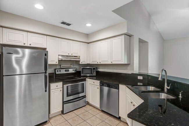 Building Photo - ** IBIS CLUB ** 3 BED / 2 BATH - CONDO - G...