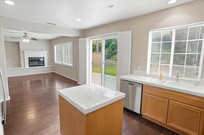 Building Photo - Spacious Alta Vista Valencia Home with Loft, Private Yard, and Community Amenities