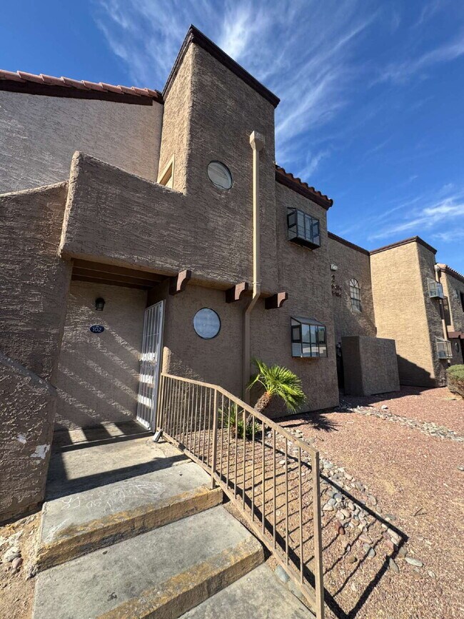 Building Photo - 2 Bed, 1 3/4 Bath Condo