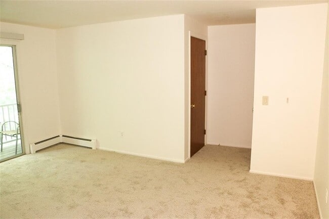 Building Photo - 494 Putnam Pike